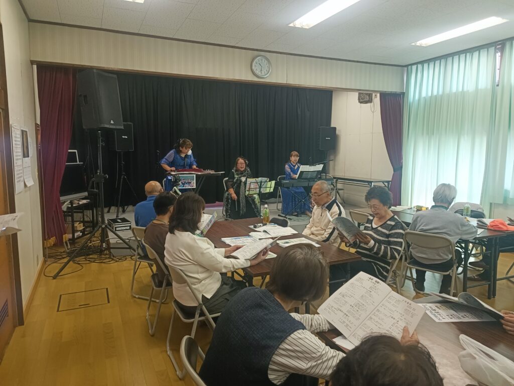 昭和地区社協主催の奈良輪地区うたごえの会にブランソワの三人が出演