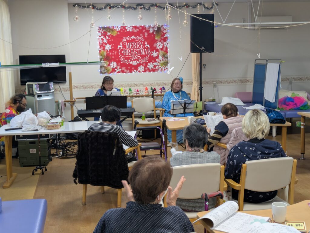 11月28日木更津市の介護施設「真心デイケアセンター」にて、 ぶらんこwithまさえ、が出演し、歌声の会を開催しました。