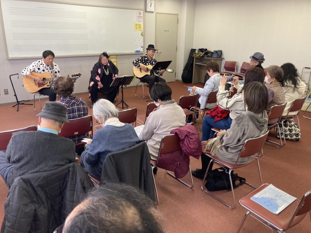 2025年12月13日(土)きさらづ歌声サロンがスプーンの出演で開催されました。