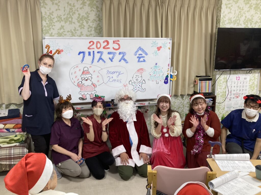 2025年12月24日、ご長寿くらぶ青葉の森のクリスマスへフィオーレ