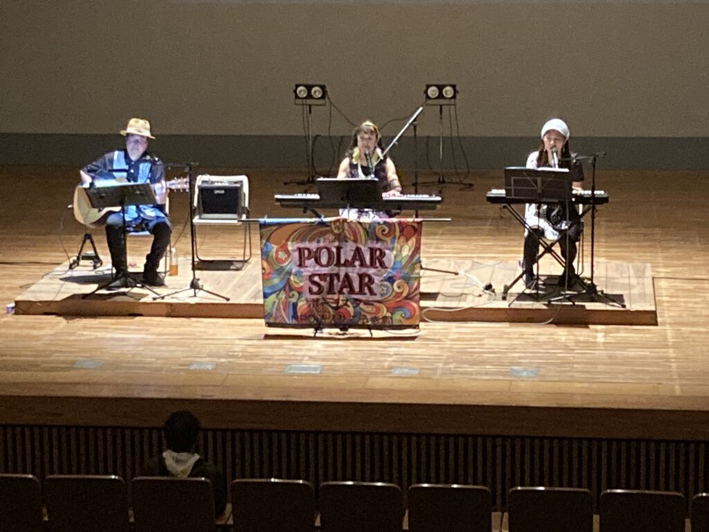 2026年1月10日（土）、若葉文化ホールにて歌声コンサートを開催いたしました。 出演はポーラスターの3名でした。