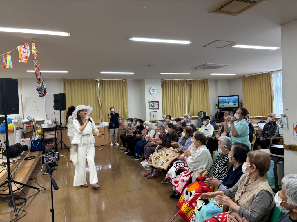 令和6年4月29日（水）市原市能満の「やさしい手」様において、「もやし＆ロケッツ」が慰問演奏