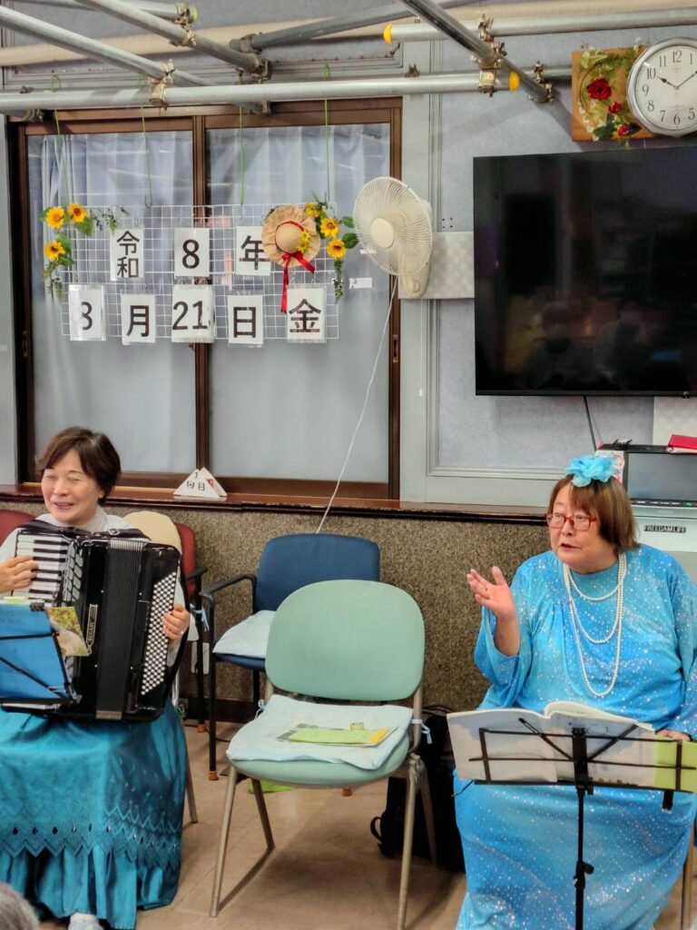 菜の花メイトさんへ「ぶらんこ」が出張演奏♪